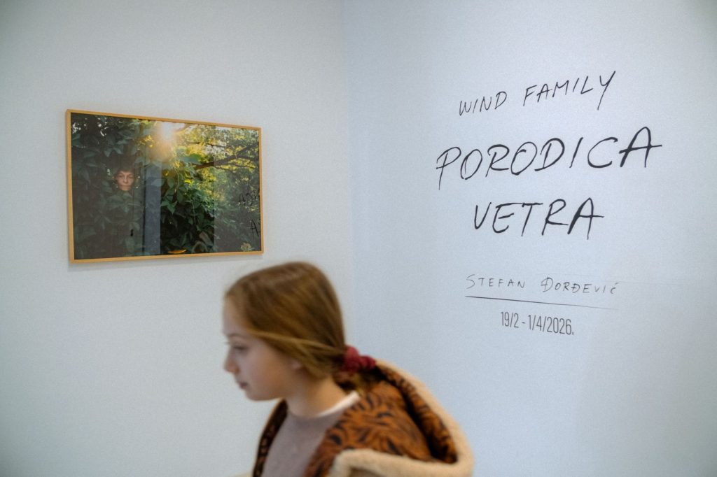 Otvorena izložba &bdquo;Porodica vetra&ldquo; Stefana Đorđevića u prepunoj Filmskoj galeriji Dvorane Kulturnog centra Beograda
