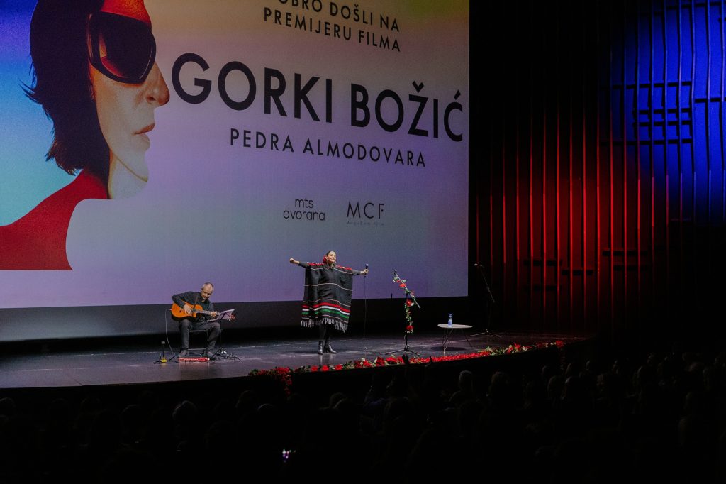 Novi film Pedra Almodovara &bdquo;Gorki Božić&ldquo; premijerno u Beogradu: mts Dvorana u znaku filma, muzike i velikog odu&scaron;evljenja publike